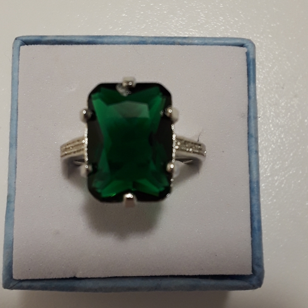 925 Silver Emerald gemstone ring size 7